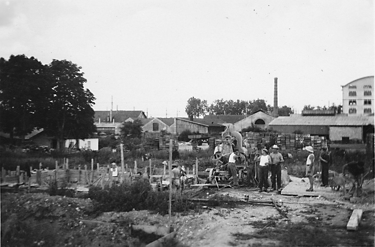 07_Betonniere_avec_entre_autres_Mr_Cresson___Andre_Durand__Wanlin_avec_casque_colonial.jpg