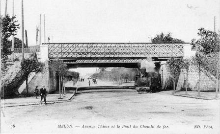 MELUN_Avenue_Thiers_et_le_pont_du_chemin_de_fer.jpg, avr. 2014 MELUN_Avenue_Thiers_et_le_pont_du_chemin_de_fer.jpg