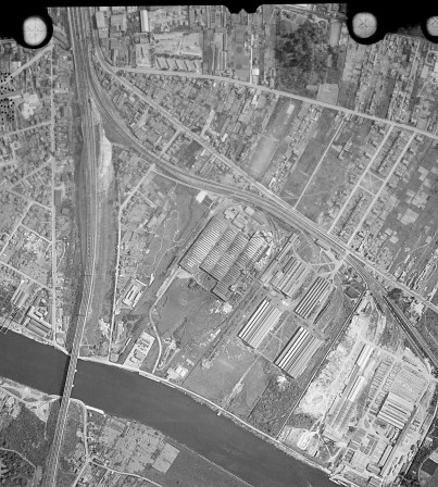 1954_Vue_aerienne_Dammarie_avec_usines.JPG